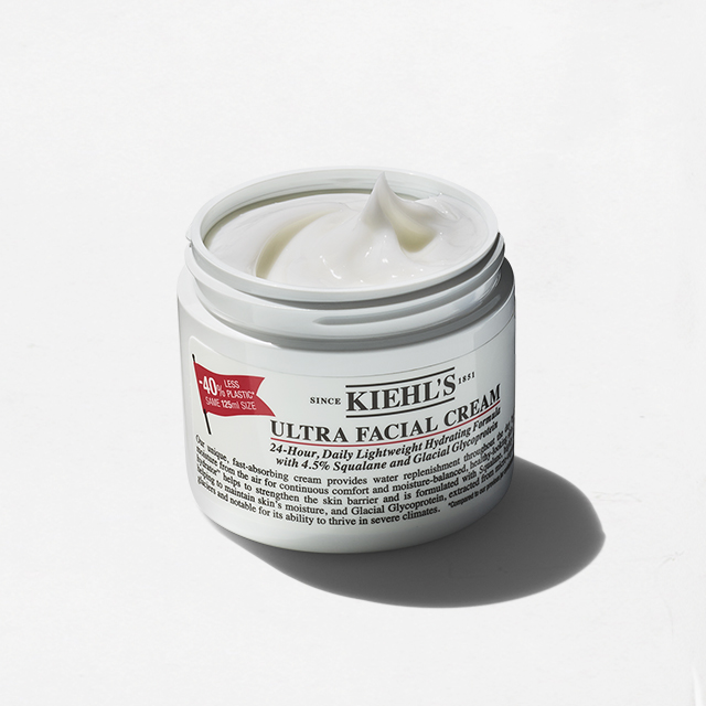Vasetto aperto di crema viso Kiehl's Ultra Facial Cream, con la soffice crema bianca in evidenza