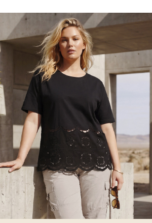 T-shirt dal taglio oversize con pizzo traforato, scollo a girocollo e mezze maniche