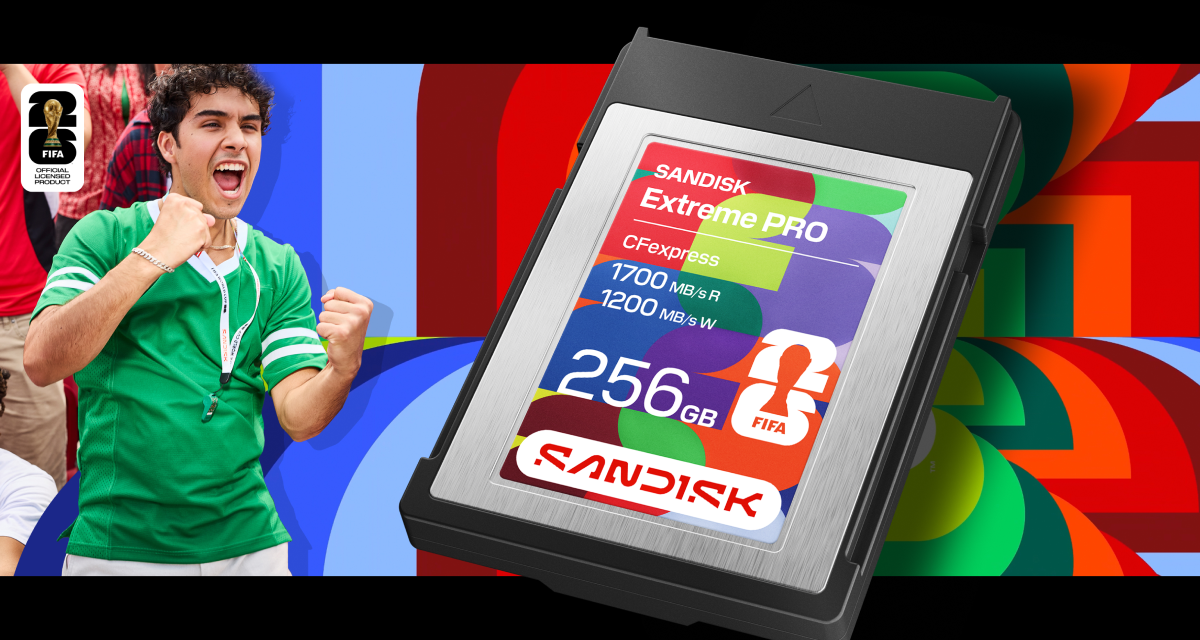 Scheda Sandisk Extreme PRO CFexpress da 256 GB con marchio FIFA, accanto a un tifoso di calcio entusiasta in maglia verde.
