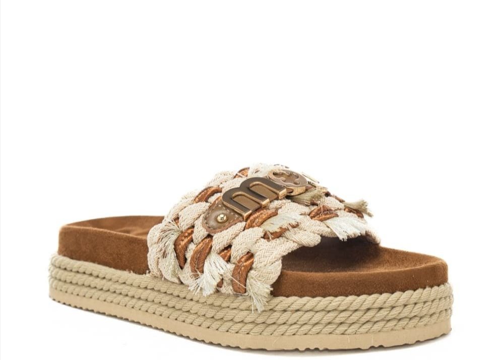 https://kimaccessori.it/sandali-da-donna-monoband-rope-con-frange-maxi-logo-lettering-sul-davanti-beige-mou-sw451008k-bei