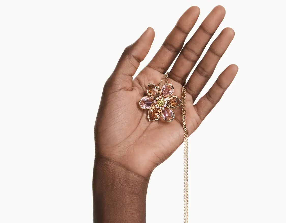 Una mano che tiene una collana Swarovski