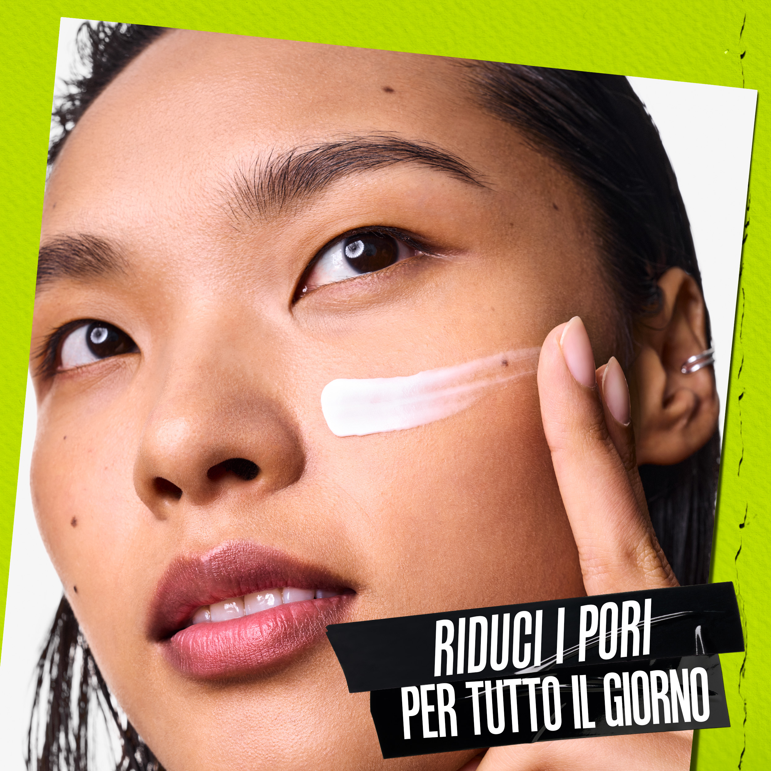 Viso con striscia di crema. Nell'immagine c'&egrave; scritto: "RIDUCI I PORI PER TUTTO IL GIORNO"