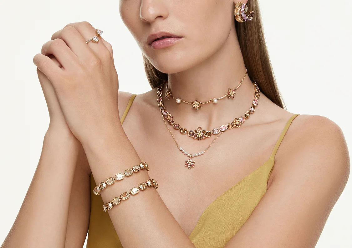 Modella con gioielli Swarovski
