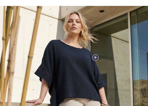 Blusa in mussola dal taglio oversize con pizzo, scollo a girocollo e mezze maniche
