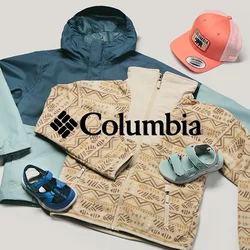Due giacche per bambini, una beige fantasia e una blu, con sandali coordinati e un cappellino da baseball rosa su uno sfondo chiaro.