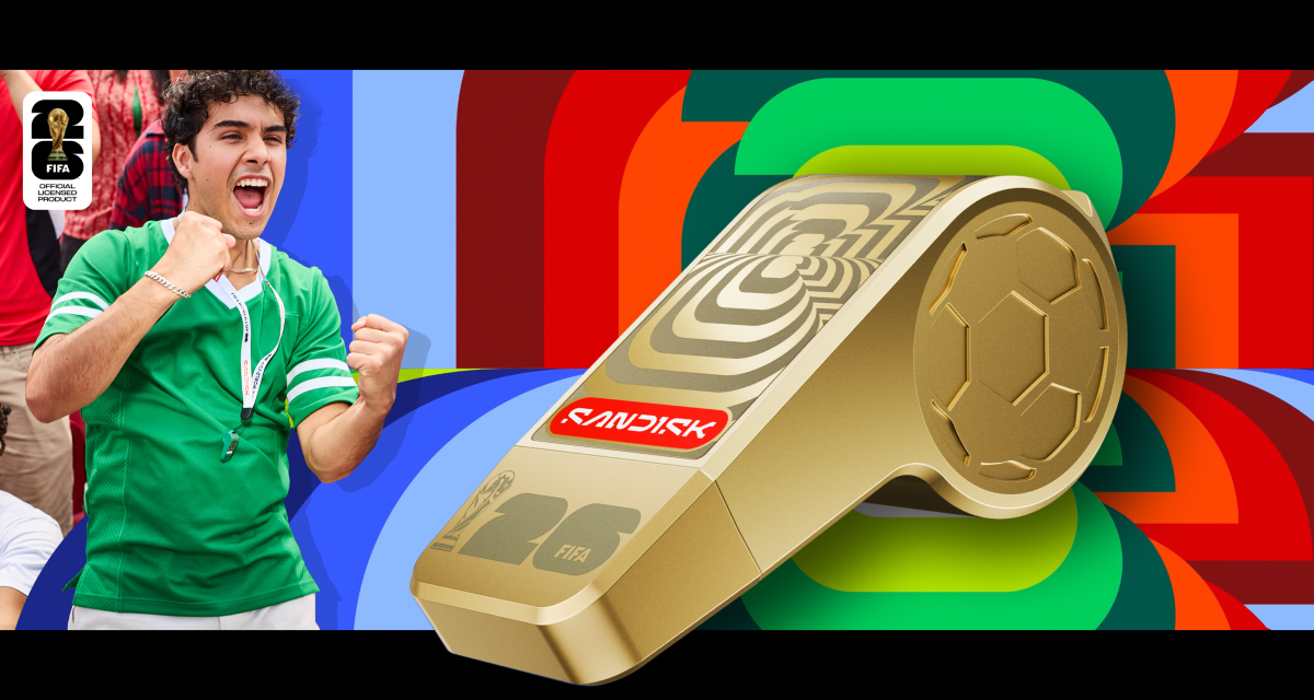 Unit&agrave; flash SANDISK&reg; USB-C&reg;: FIFA World Cup 2026&trade; Gold Edition su uno sfondo con il marchio FIFA, accanto a un appassionato tifoso di calcio in maglia verde.