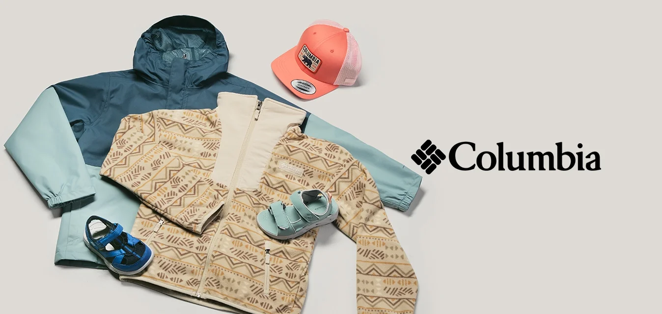 Due giacche per bambini, una beige fantasia e una blu, con sandali coordinati e un cappellino da baseball rosa su uno sfondo chiaro.