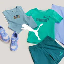 Tre set di abbigliamento casual per bambini e paia di scarpe da ginnastica disposti su uno sfondo chiaro, inclusi t-shirt, pantaloncini e scarpe da ginnastica.