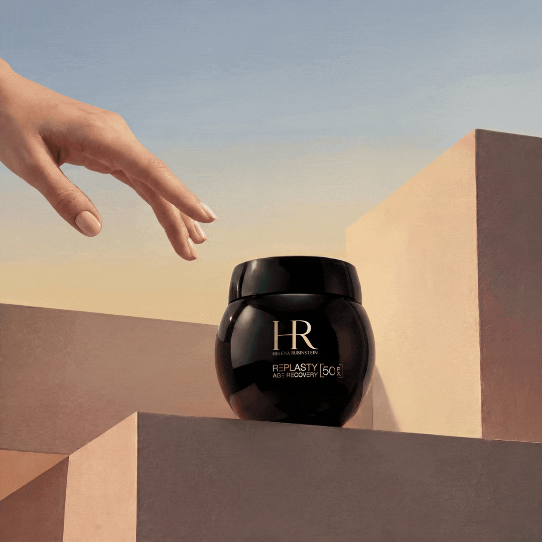 Una mano che raggiunge i prodotti iconici di Helena Rubinstein al tramonto estivo in una gif