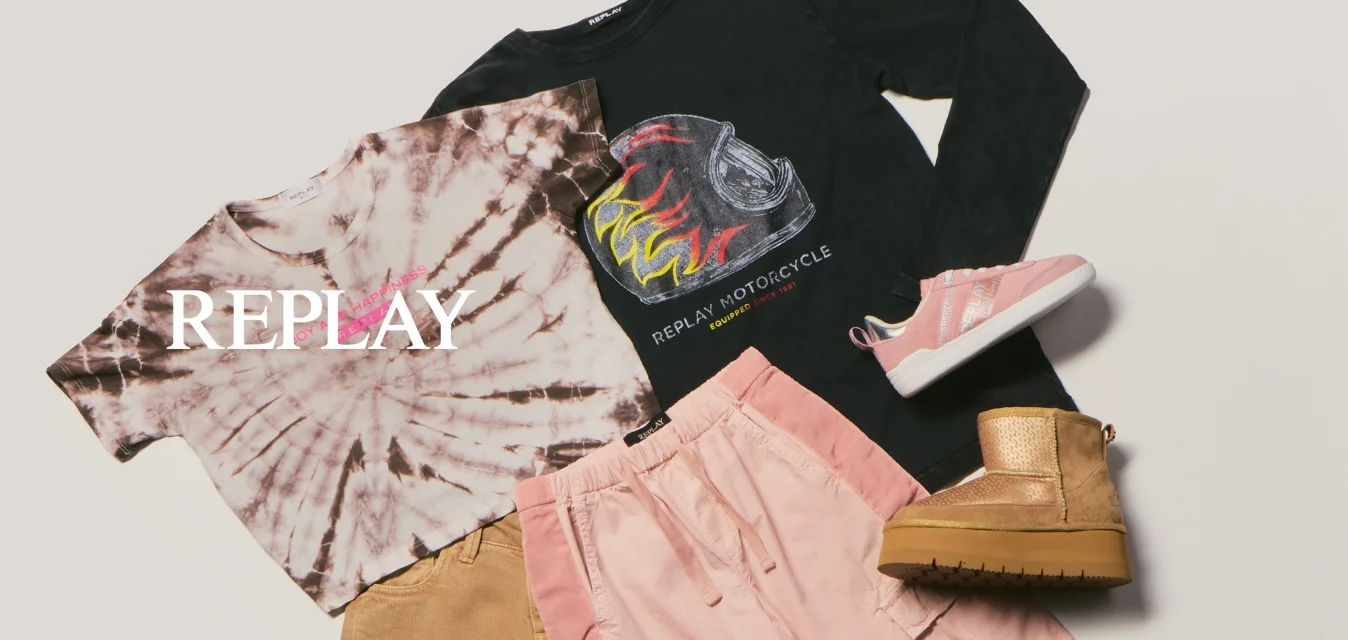 Due paia di pantaloni, uno beige e uno rosa con balze, abbinati a una maglietta rosa tie-dye e a una felpa nera con stampa, con stivali marroni.