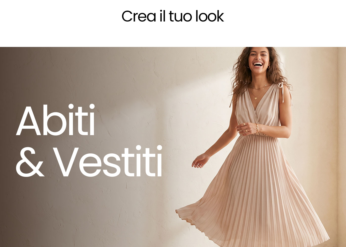 Smiling model in a beige pleated midi dress twirling against a neutral wall with text 'Crea il tuo look' and 'Abiti & Vestiti'.