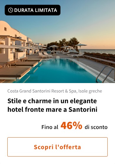 Stile e charme in un elegante hotel fronte mare a Santorini