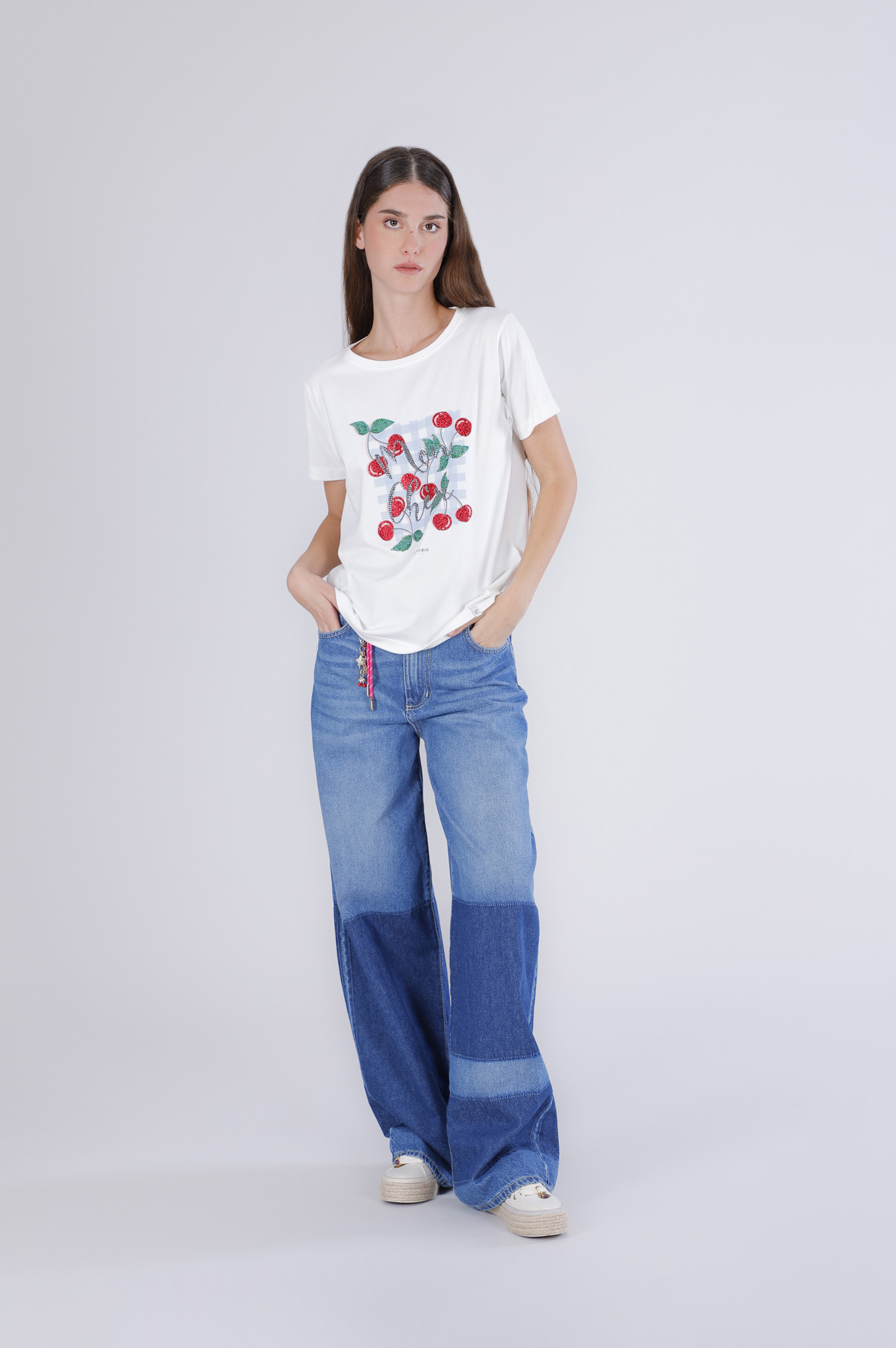 Image of t-shirt con stampa ciliegie off white