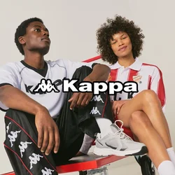 Due persone che indossano abbigliamento sportivo Kappa sono sedute su un carrello a piattaforma rosso contro uno sfondo semplice.