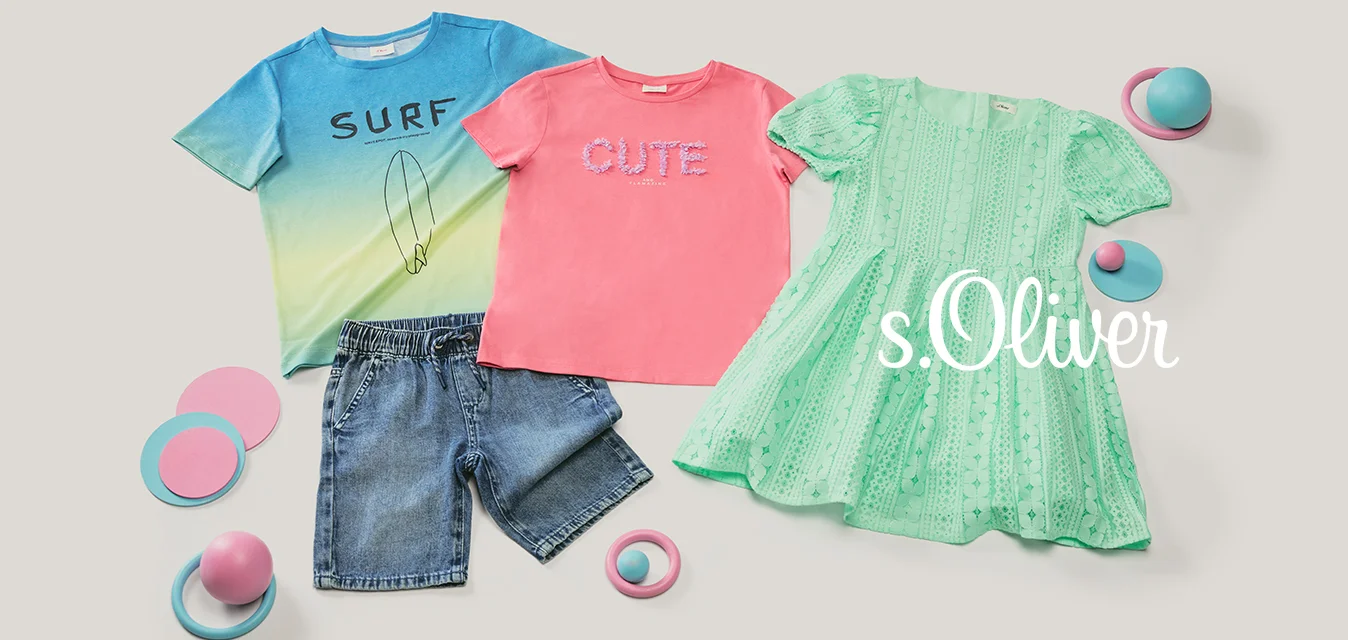 Tre completi per bambini che includono una maglietta da surf blu e gialla con pantaloncini, una maglietta rosa 