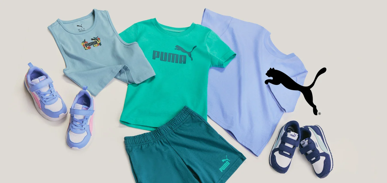 Tre set di abbigliamento casual per bambini e paia di scarpe da ginnastica disposti su uno sfondo chiaro, inclusi t-shirt, pantaloncini e scarpe da ginnastica.