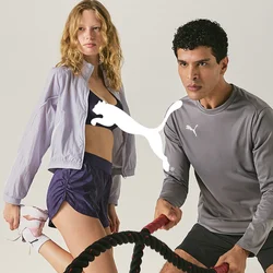 Un uomo usa le battle ropes in una posizione atletica e una donna si allunga la gamba, entrambi indossano abbigliamento sportivo su uno sfondo semplice.
