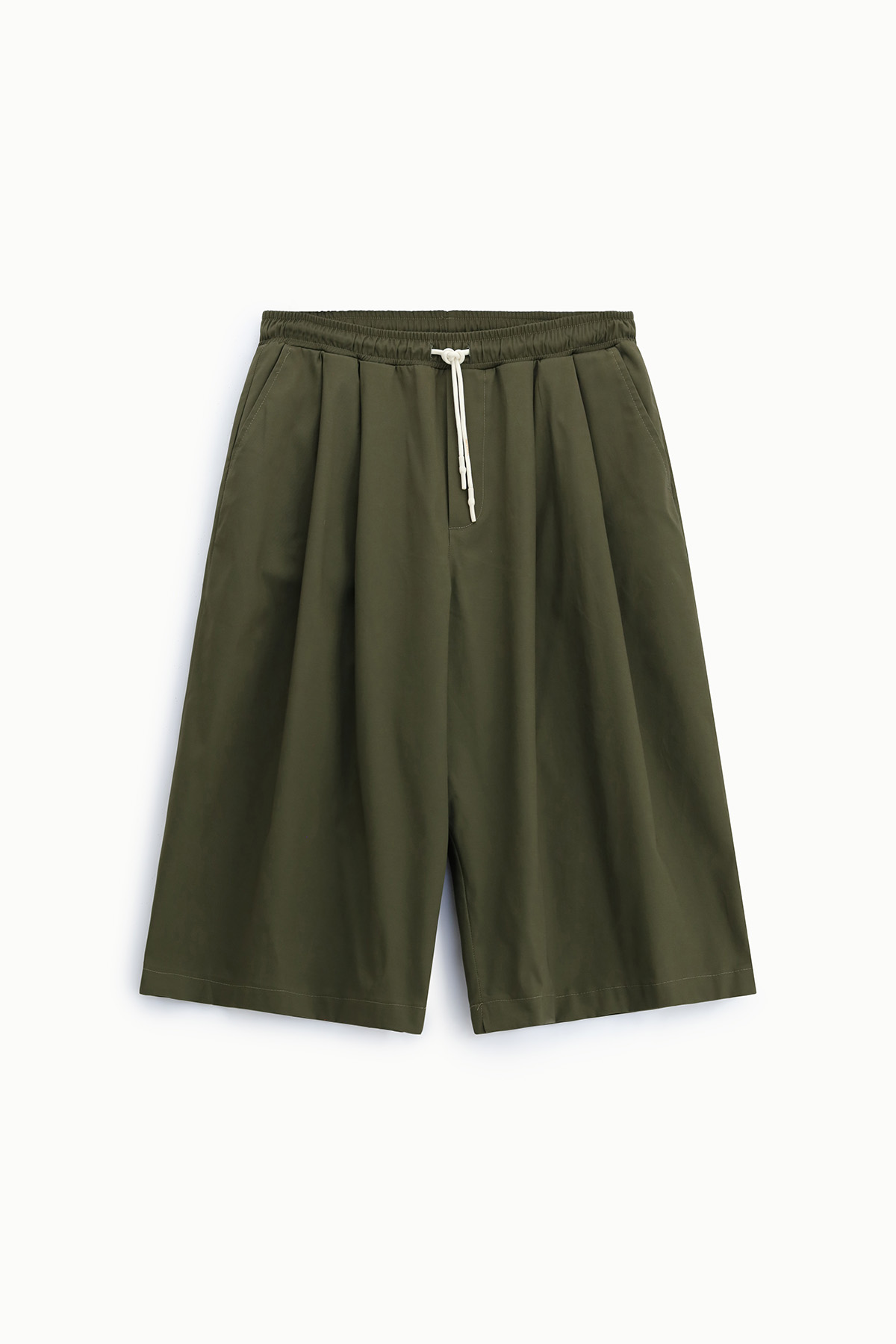 Olive green pleated knee-length men's shorts with elastic waistband, white drawstring and side pockets on white background