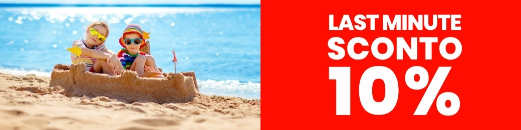 Two children in a sandcastle on a sunny beach beside a red banner saying 'Last Minute Sconto 10%' — summer holiday discount