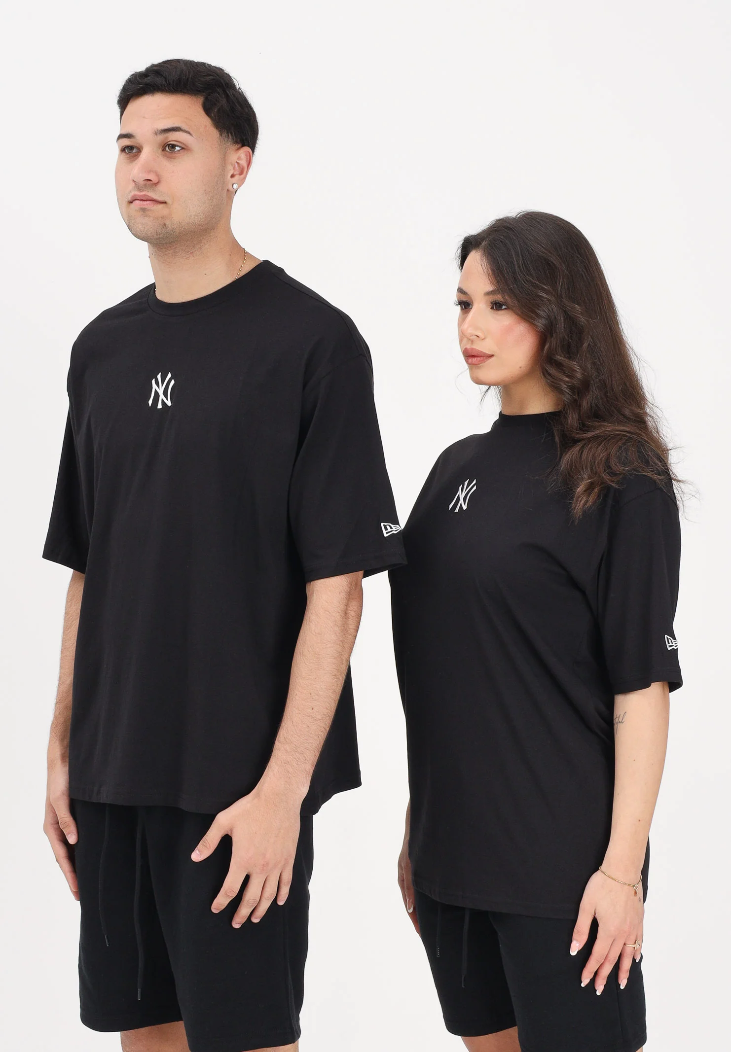 Image of NEW ERA T-shirt a manica corta nera per uomo e donna con logo