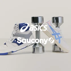 Due sneakers bianche e blu di stili diversi in equilibrio su due manubri metallici su uno sfondo semplice.