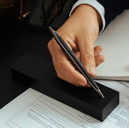 Pininfarina Cambiano Black Edition – Stilo con punta Ethergraf® e basamento in legno