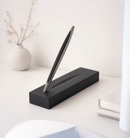 Pininfarina Cambiano Black Edition Ink – Penna a sfera con basamento in legno