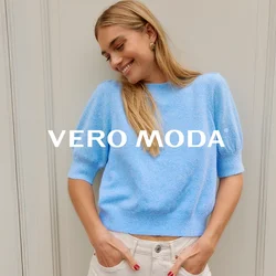 Maglione azzurro chiaro a maglia con maniche corte a palloncino e orlo a coste, abbinato a jeans chiari a vita alta. Texture liscia.