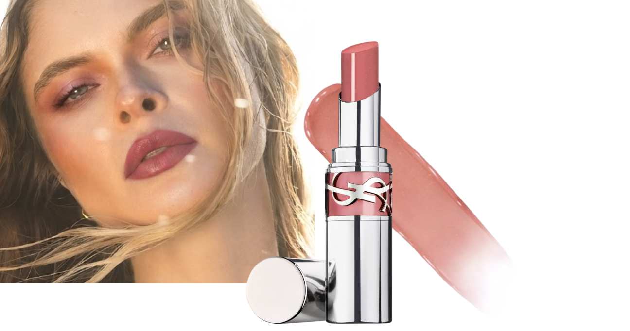 Primo piano di una persona con un rossetto rosato sulle labbra, affiancata da un rossetto YSL aperto in una delicata tonalità di rosa. Lo sfondo mostra l’applicazione del prodotto, che valorizza il colore naturale e luminoso delle labbra.