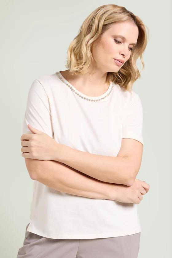 T-SHIRT CON SCOLLO RICAMATO