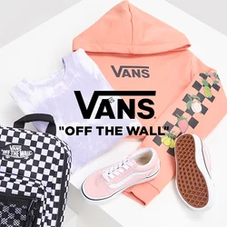 Felpa rosa Vans, maglietta tie-dye, zaino a scacchi e sneaker rosa con suole bianche, caratterizzati da accenti di frutta e materiali testurizzati.