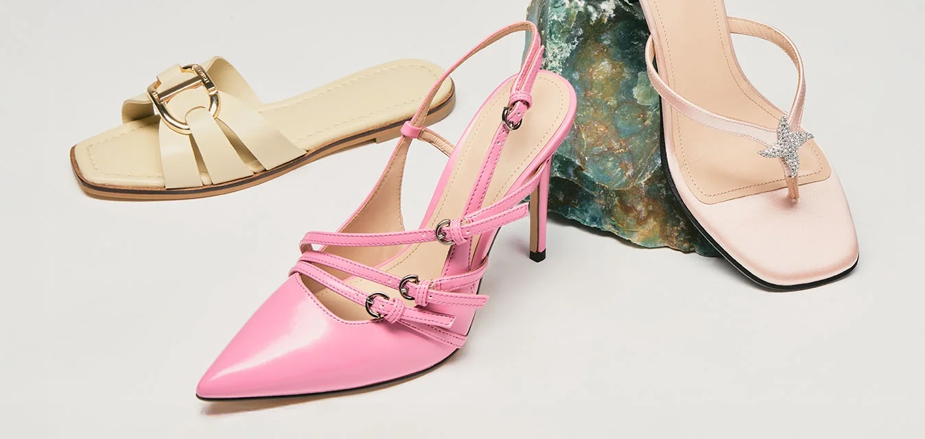 Tre sandali con tacco da donna: slip-on crema, slingback rosa con punta e infradito rosa chiaro con decorazione a stella sulla pietra.