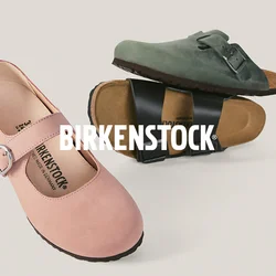 Scarpa Mary Jane rosa con fibbia e due sandali Birkenstock verdi e neri con cinturini con fibbia su sfondo beige.