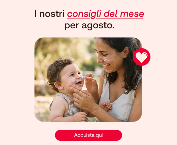 “Donna sorridente mentre applica la crema solare sul viso di un bambino. Testo: ‘I nostri consigli del mese per agosto’ con icona a forma di cuore e pulsante ‘Acquista qui’.” “Donna sorridente mentre applica la crema solare sul viso di un bambino. Testo: ‘I nostri consigli del mese per agosto’ con icona a forma di cuore e pulsante ‘Acquista qui’.”