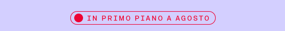 Etichetta: In primo piano a agosto, con cerchio rosso e testo in maiuscolo. Etichetta: In primo piano a agosto, con cerchio rosso e testo in maiuscolo.