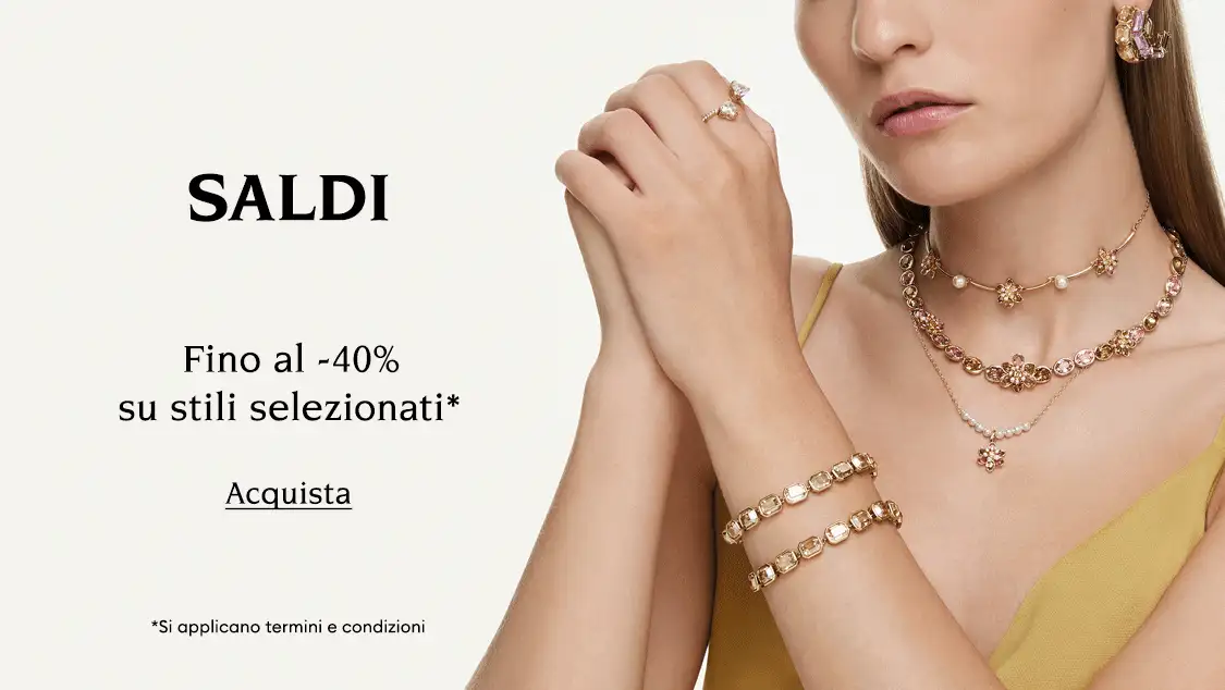 Modella con gioielli Swarovski. Il testo recita “I SALDI TERMINANO OGGI Fino al -40% su stili selezionati* *Si applicano termini e condizioni”. Il pulsante cliccabile recita “Acquista”