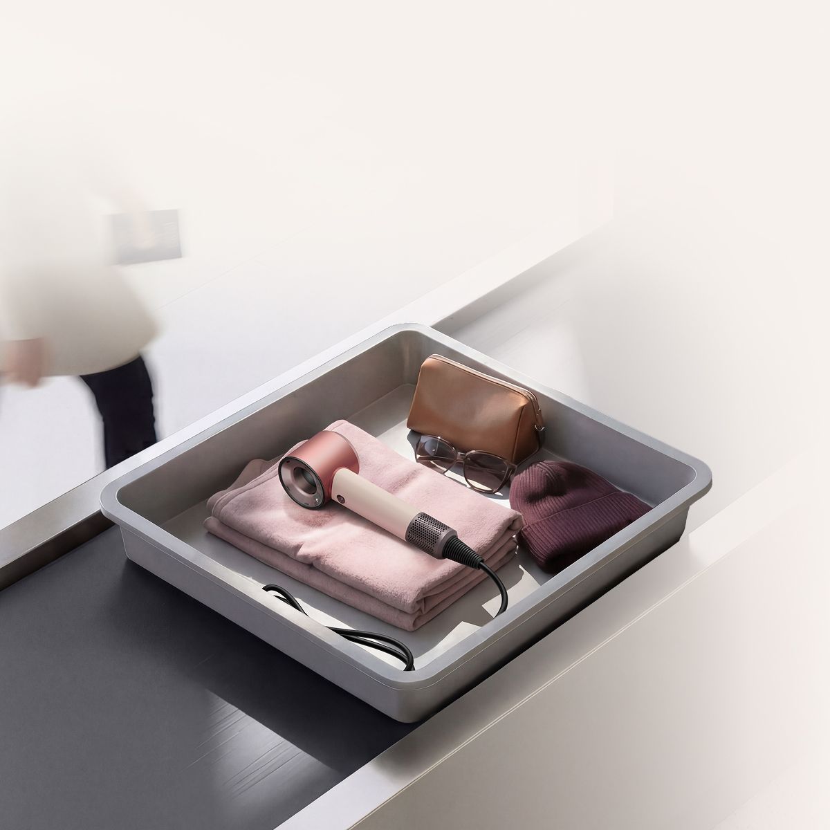 Der Dyson Supersonic Travel Haartrockner in einer Gepäckkontrollschale am Flughafen