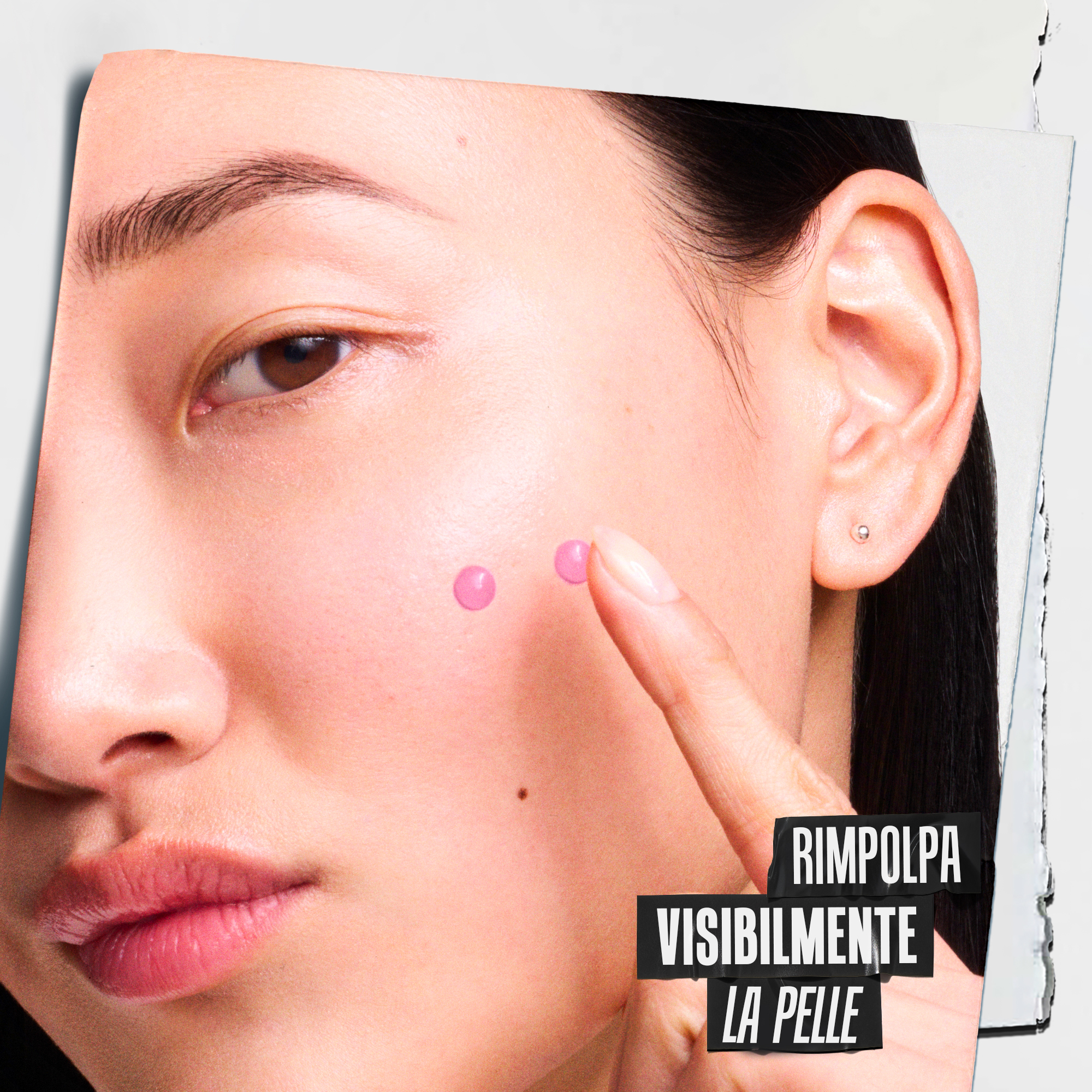 Donna con gocce di siero sul viso. Scritta: Rimpolpa visibilmente la pelle