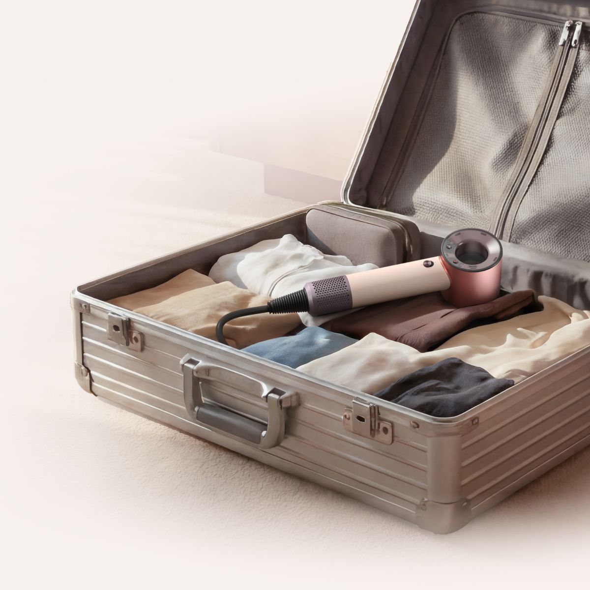 Dyson Supersonic Travel Haartrockner in einem Koffer