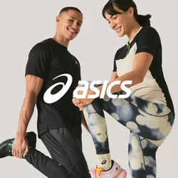 Uomo e donna in abbigliamento sportivo sorridenti mentre si allungano le gambe contro uno sfondo chiaro e uniforme.