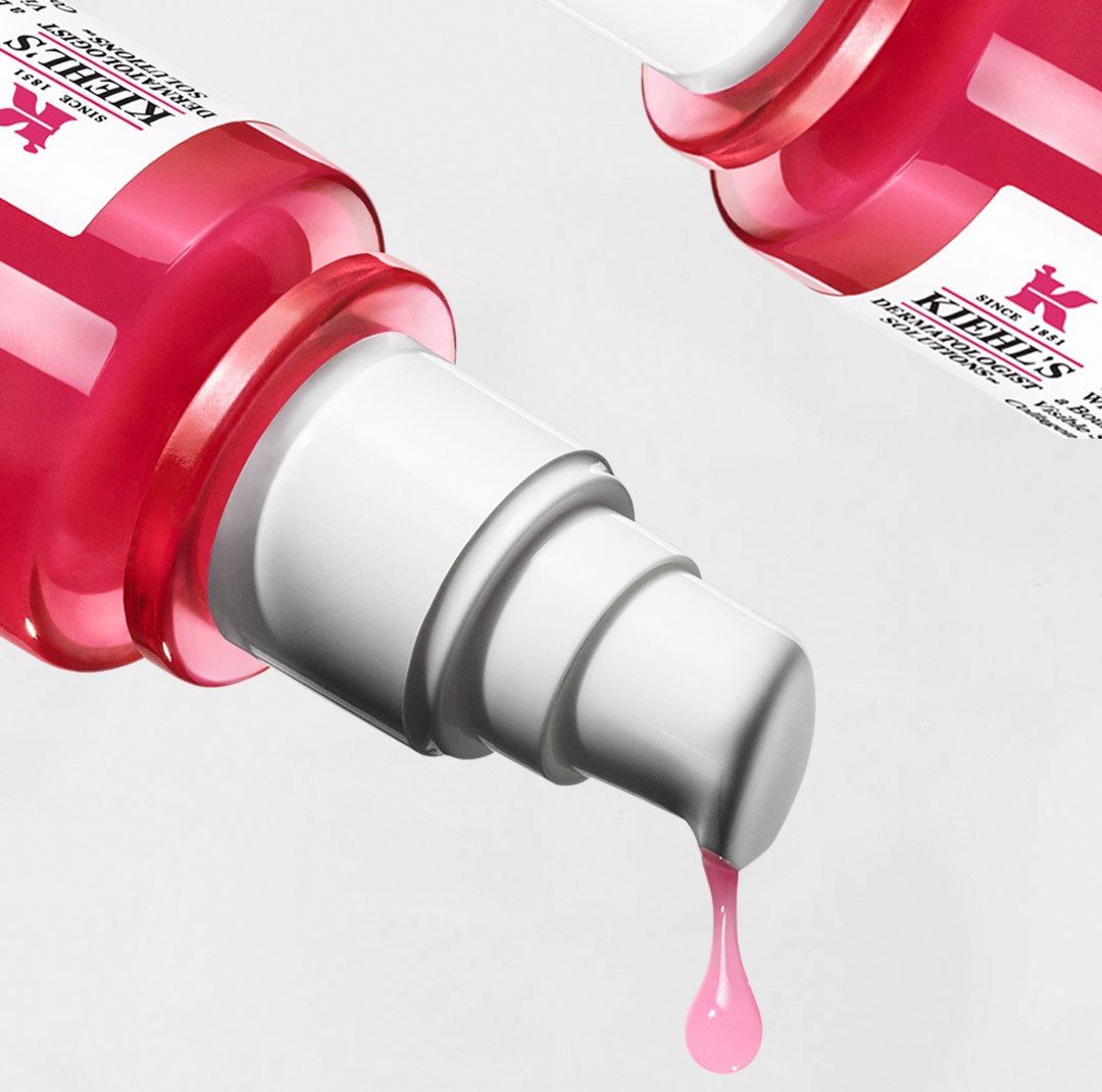 Dettaglio dell'erogatore del siero Kiehl's con una goccia di prodotto rosa