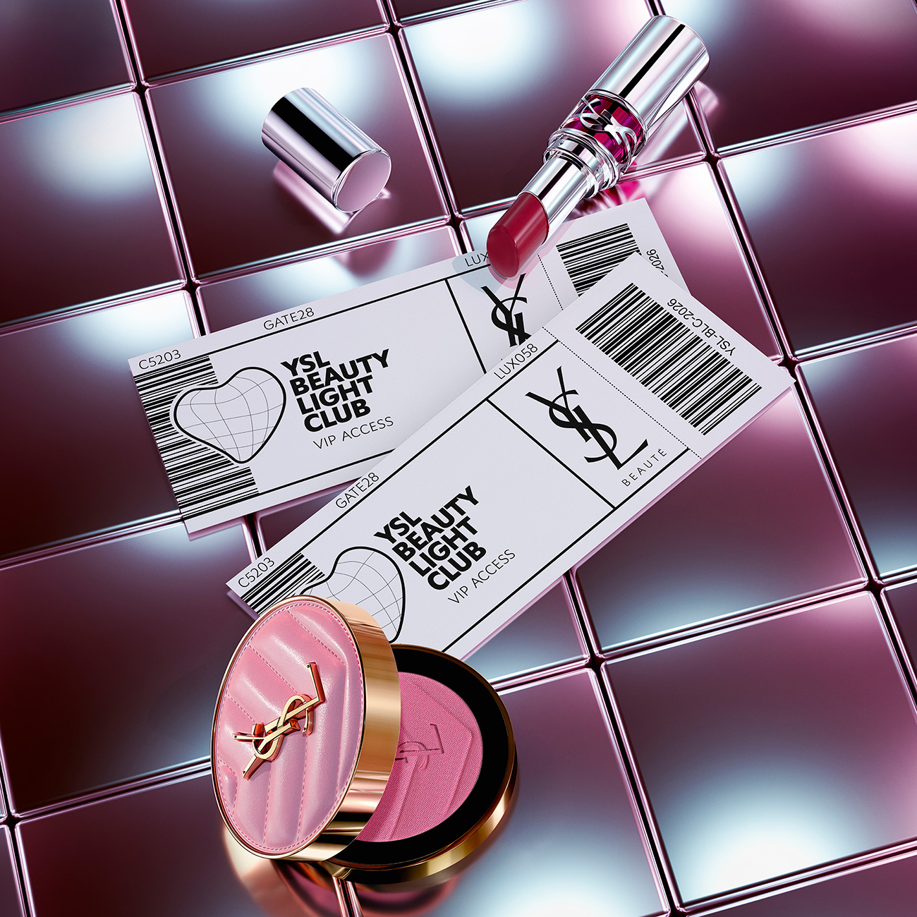 Un rossetto, un blush YSL e due biglietti d'accesso VIP per il YSL Beauty Light Club disposti su piastrelle metalliche riflettenti.