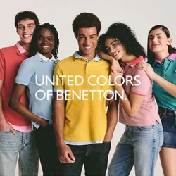 Cinque individui posano insieme, ognuno indossando una maglietta polo di un colore diverso: rosso, azzurro chiaro, giallo, rosa e verde acqua, con colli a contrasto.