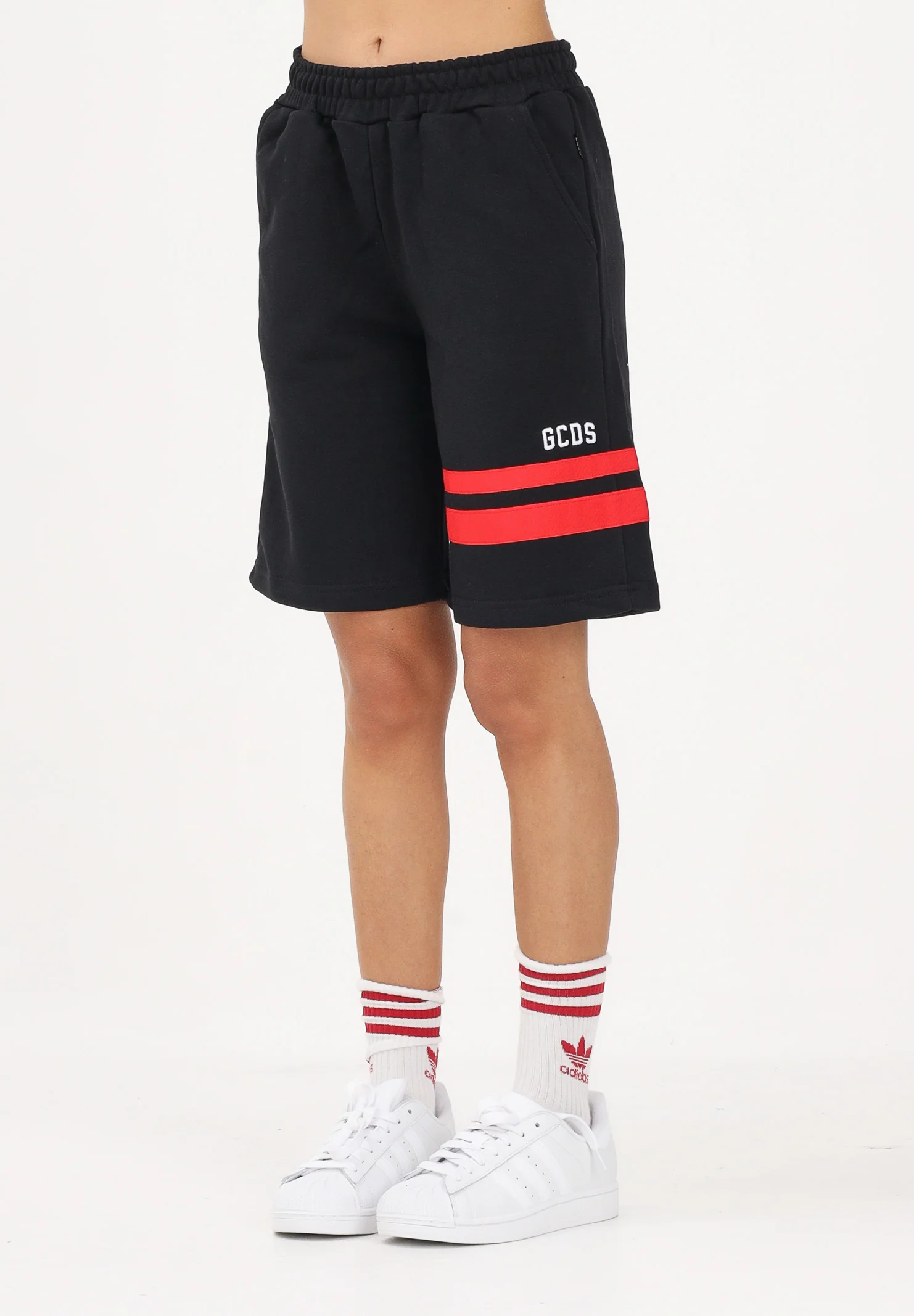 Image of GCDS Shorts sportivo nero per donna, ragazzi e bambini con logo e bande rosse