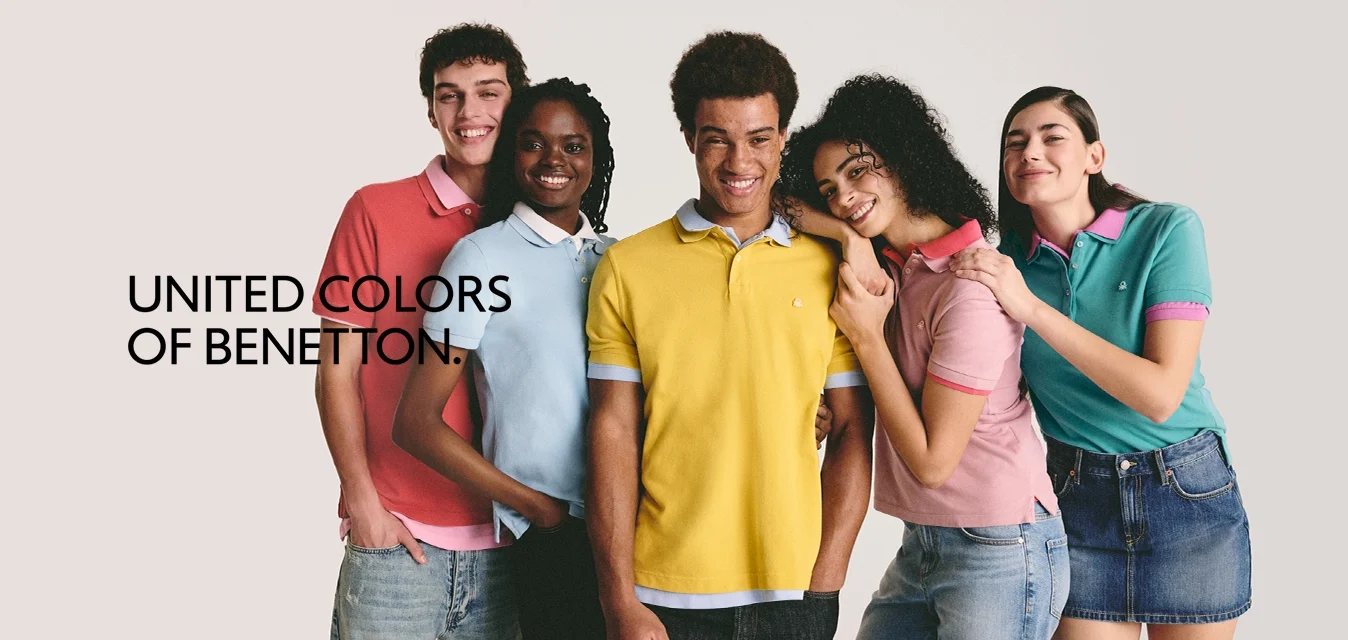Cinque individui posano insieme, ognuno indossando una maglietta polo di un colore diverso: rosso, azzurro chiaro, giallo, rosa e verde acqua, con colli a contrasto.