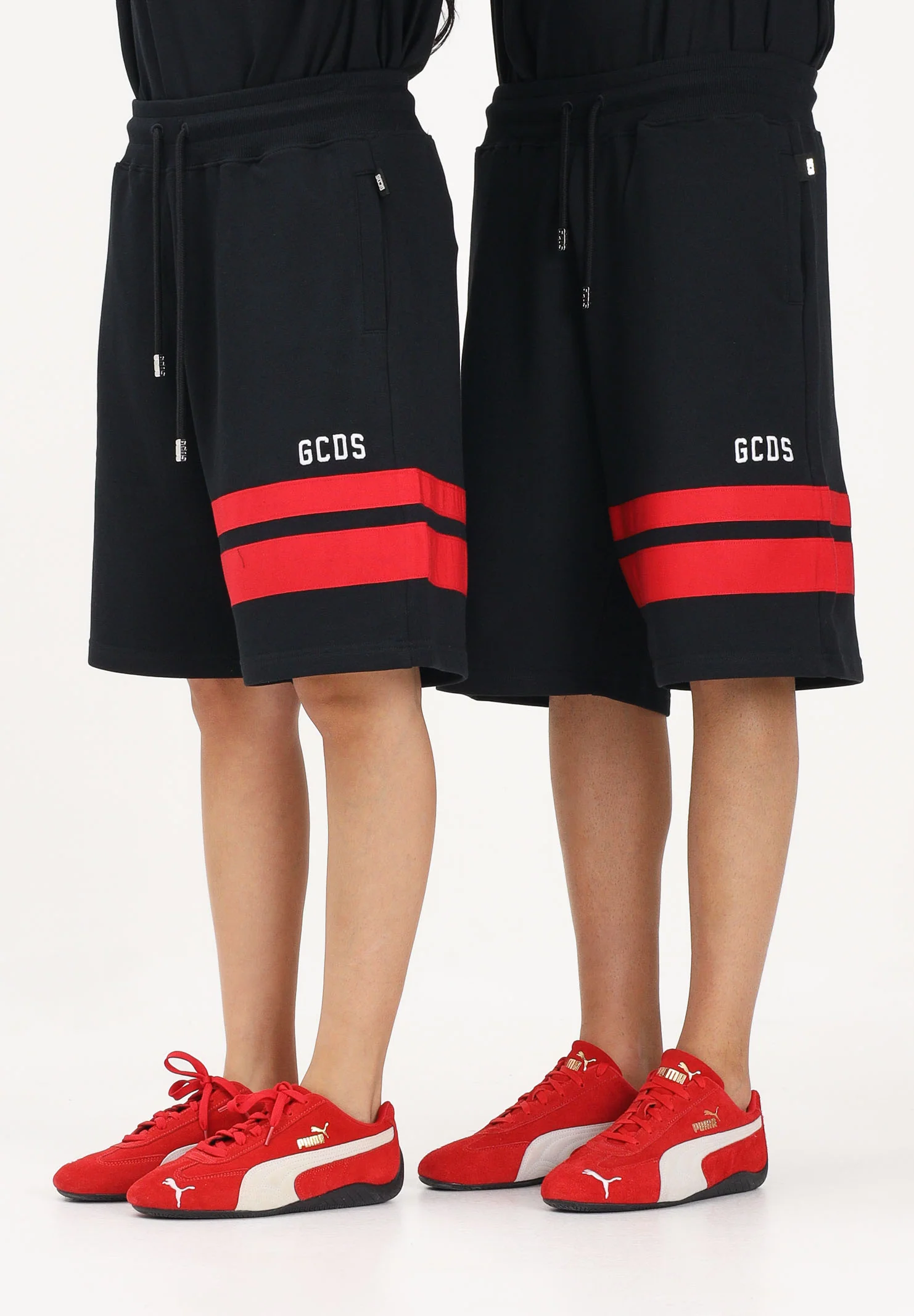Image of GCDS Shorts sportivo nero per uomo e donna con dettagli a contrasto