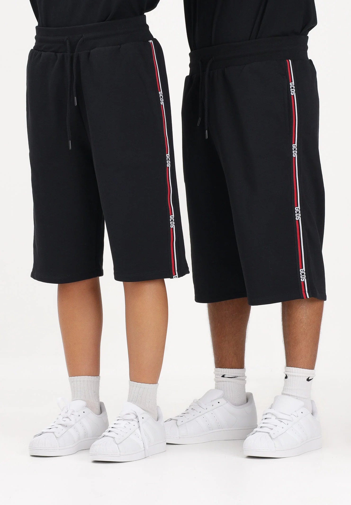 Image of GCDS Shorts sportivo nero per uomo e donna con bande laterali