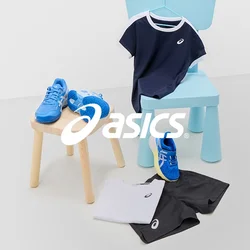 Scarpe sportive blu con accenti bianchi, t-shirt blu navy con bordi bianchi, pantaloni corti neri e camicia bianca su superfici chiare con una sedia blu.