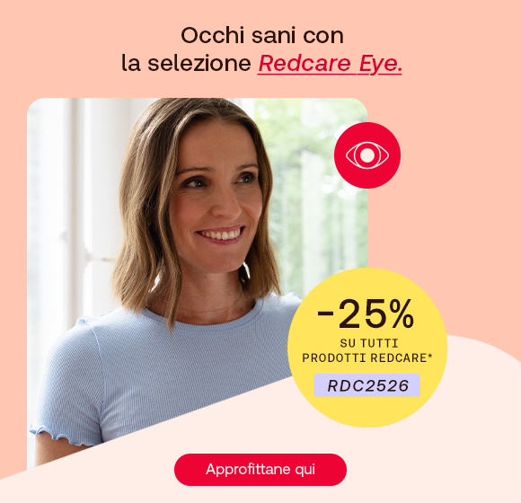 &ldquo;Donna sorridente in ambiente domestico. Testo: &lsquo;Occhi sani con la selezione Redcare Eye&rsquo;. Offerta -25% su tutti i prodotti Redcare Eye con codice RDC2526 e pulsante &lsquo;Approfittane qui&rsquo;.&rdquo;