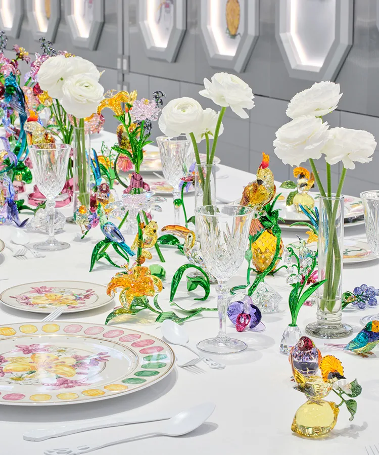 Tavola allestita con soggetti e servizio da tavola Swarovski x Rosenthal